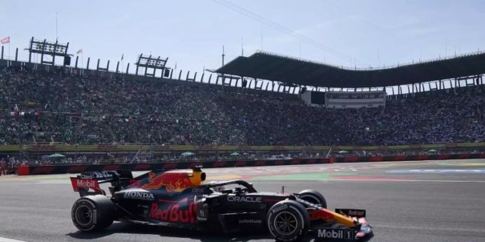 Max Verstappen liegt nach seinem Sieg in Mexiko 19 Punkte vor Lewis Hamilton. Foto: Eduardo Verdugo/AP/dpa Max Verstappen liegt nach seinem Sieg in Mexiko 19 Punkte vor Lewis Hamilton. Foto: Eduardo Verdugo/AP/dpa
