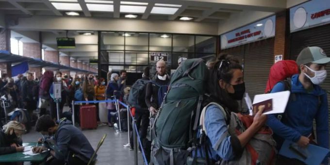 April 2020: Gestrandete Touristen aus verschiedenen Ländern melden sich für Corona-Rettungsflüge in ihre Heimatländer an. Foto: Niranjan Shrestha/AP/dpa April 2020: Gestrandete Touristen aus verschiedenen Ländern melden sich für Corona-Rettungsflüge in ihre Heimatländer an. Foto: Niranjan Shrestha/AP/dpa