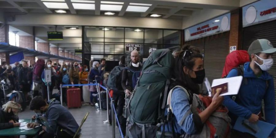 April 2020: Gestrandete Touristen aus verschiedenen Ländern melden sich für Corona-Rettungsflüge in ihre Heimatländer an. Foto: Niranjan Shrestha/AP/dpa