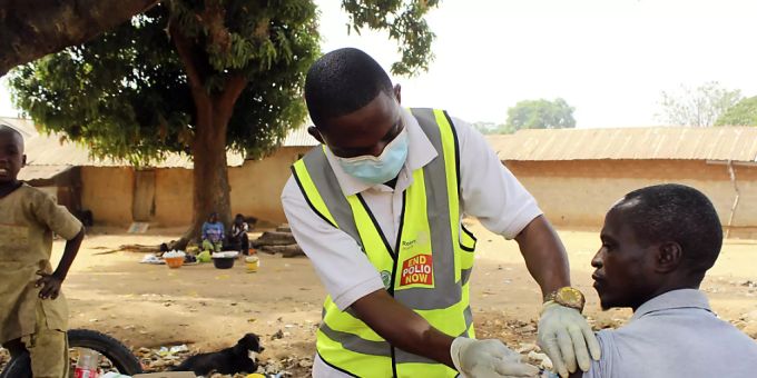ARCHIV - Dutzende Länder vor allem in Afrika werden das Ziel von 40 Prozent Corona-Geimpften bis Ende dieses Jahres verfehlen. Dieses Ziel hatte die Weltgesundheitsorganisation (WHO) im Sommer ausgegeben. Foto: Gbemiga Olamikan/AP/dpa Corona afrika