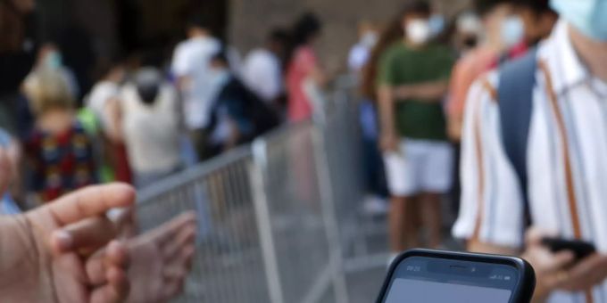 Für alle Berufstätigen in Italien wird der Corona-Pass Pflicht. Arbeitnehmer müssen nachweisen, ob sie geimpft, genesen oder negativ getestet sind. Foto: Riccardo De Luca/AP/dpa Corona Italien