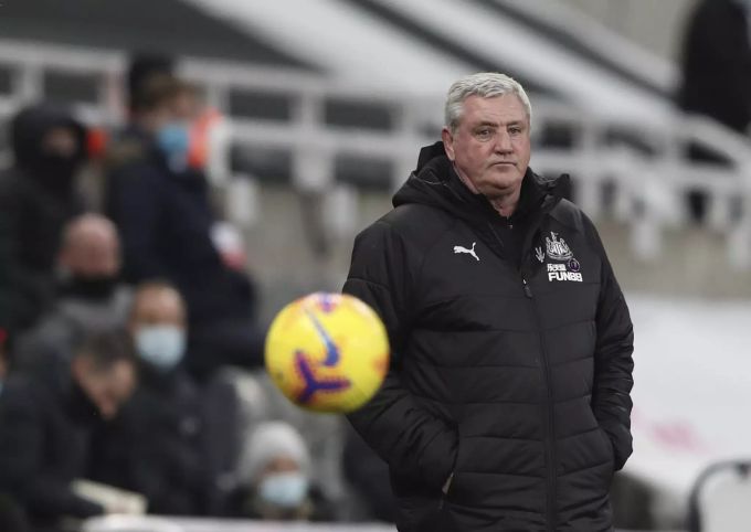 Trainer Steve Bruce wurde von der neuen Clubführung bereits gefeuert. Newcastle United Lucien Favre