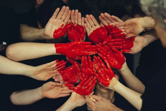 Humanitäre Organisationen sind die Solidarität der Welt für die Menschen, die sie brauchen. Hände Herz rot