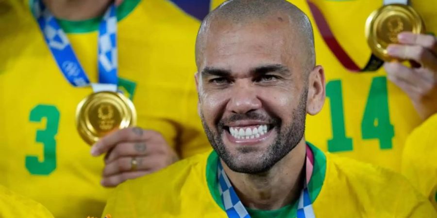 Brasiliens Dani Alves jubelt mit der Goldmedaille. (Archivbild). Foto: Andre Penner/AP/dpa