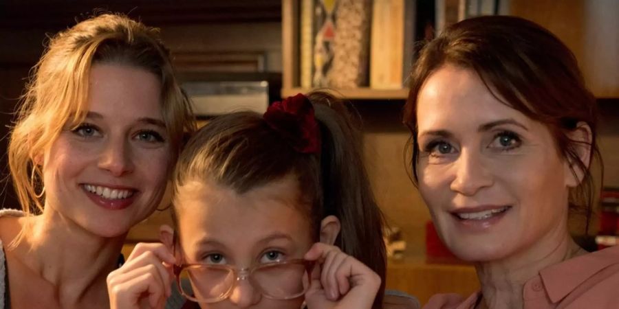 «Der Palast»: Chris (Svenja Jung, l.) liebt ihre Familie, doch welches Geheimnis hält ihre Mutter Rosa (Anja Kling, r.) von ihr fern?