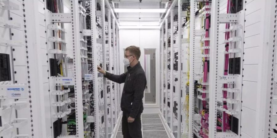 Ein Techniker arbeitet an den Servern im ersten 5G «Standalone»-Standort von Vodafone in Frankfurt. Foto: Boris Roessler/dpa