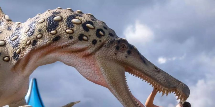 20 lebensgrosse Dinosaurier sind noch bis Oktober 2022 im Leipziger Zoo zu sehen. Foto: Hendrik Schmidt/dpa-Zentralbild/dpa