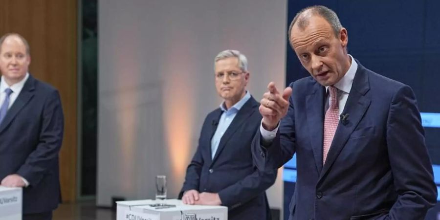 Friedrich Merz (v.r.), Norbert Röttgen und Helge Braun bei der Townhall-Veranstaltung in Berlin. Foto: Michael Kappeler/dpa