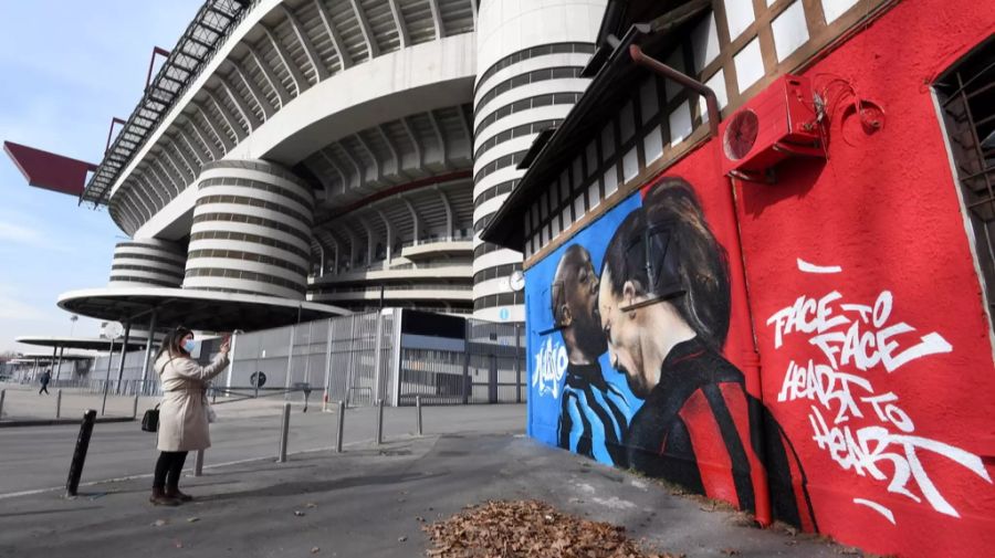 Der Zoff zwischen den beiden ist auf einer Wand vor dem Stadion der beiden Mailänder Clubs verewigt.