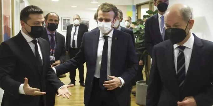 Emmanuel Macron (M), Wolodymyr Selenskyj (l) und Olaf Scholz (r) stimmen sich auf das gemeinsame Gespräch ein. Foto: Kenzo Tribouillard/Pool AFP/AP/dpa Emmanuel Macron (M), Wolodymyr Selenskyj (l) und Olaf Scholz (r) stimmen sich auf das gemeinsame Gespräch ein. Foto: Kenzo Tribouillard/Pool AFP/AP/dpa