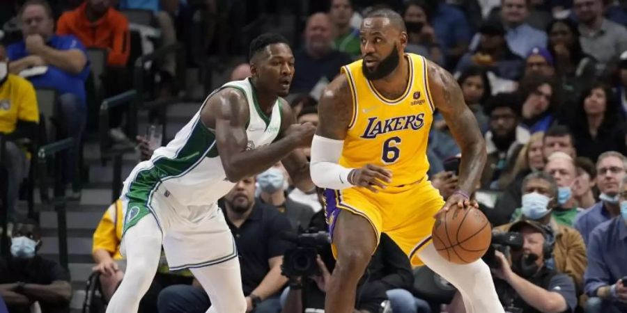 Dorian Finney-Smith (l) von Dallas in Aktion gegen LeBron James von den Lakers. Foto: Tony Gutierrez/AP/dpa