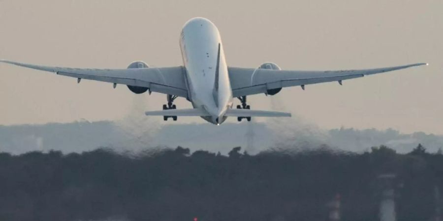 Der Luftfahrt-Verband IATA sprach bei seiner Jahrestagung in Boston unter anderem über künftige Corona-Kontrollen und klimafreundlichere Technologien. Foto: Boris Roessler/dpa/Archiv