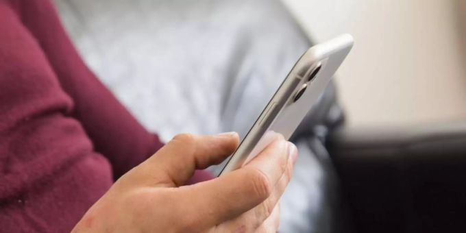 Während der Facebook-Panne haben die Handynutzer vermehrt SMS geschrieben. Foto: Christin Klose/dpa-tmn Während der Facebook-Panne haben die Handynutzer vermehrt SMS geschrieben. Foto: Christin Klose/dpa-tmn