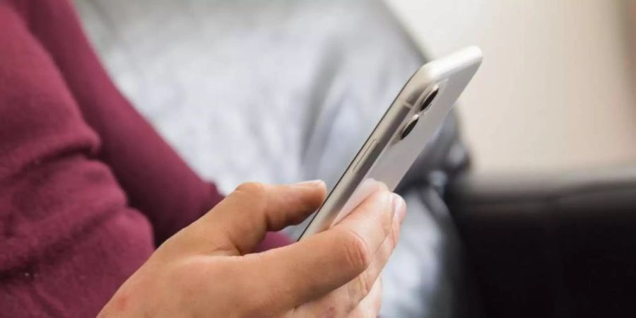 Während der Facebook-Panne haben die Handynutzer vermehrt SMS geschrieben. Foto: Christin Klose/dpa-tmn