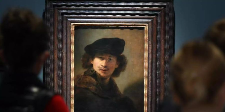 "Selbstbildnis mit Samtbarett und Mantel mit Pelzkragen (1634)" von Rembrandt im Städel. Foto: Arne Dedert/dpa