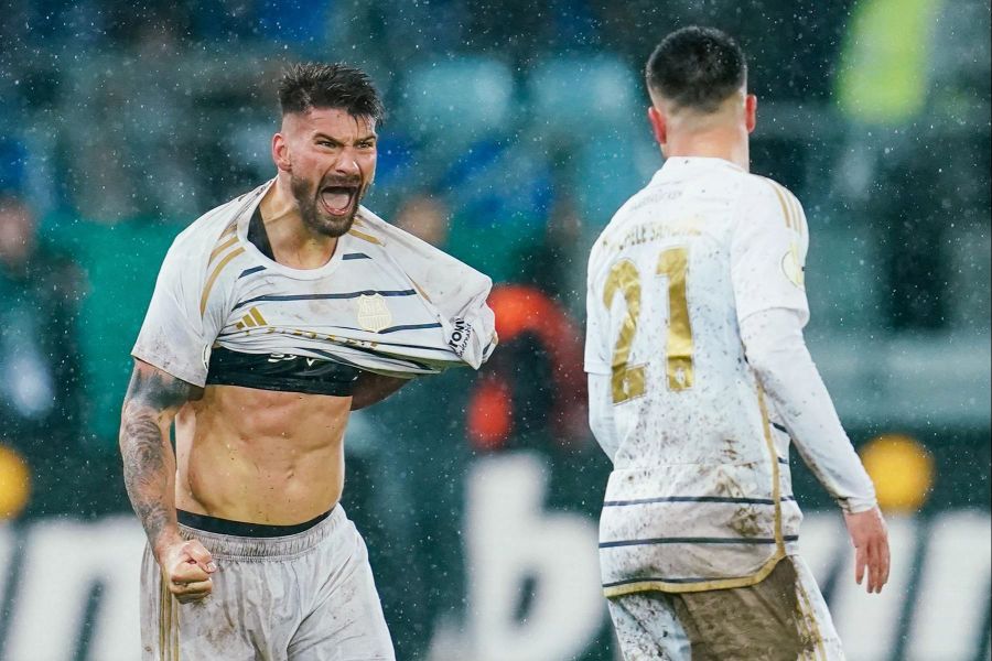 Schoss mit dem 2:1 seine Mannschaft ins Halbfinale: Kai Brünker (l) von Saarbrücken.