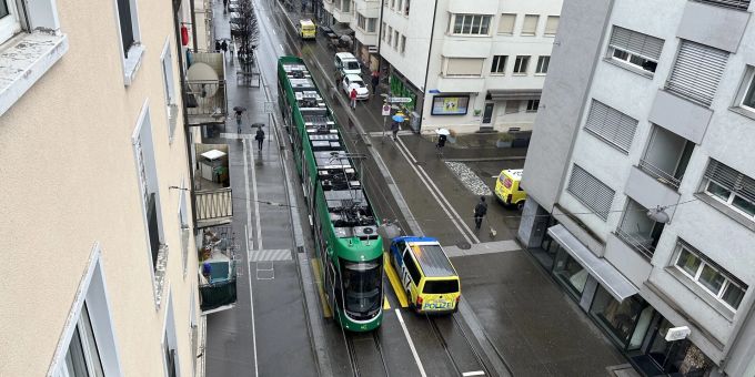 In Basel kollidierten am Montagmorgen ein Fussgänger und ein Tram. tram erfasst fussgänger