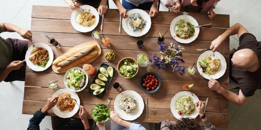 Tisch Teller Menschen Essen