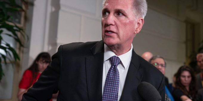 Republikaner Kevin McCarthy scheiterte an dem Versuch einen Gesetzesentwurf voranzubringen, der deutliche Einsparungen vorsah. Republikaner Kevin McCarthy scheiterte an dem Versuch einen Gesetzesentwurf voranzubringen, der deutliche Einsparungen vorsah.