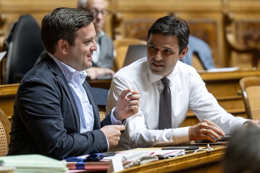 Kollegen und Konkurrenten: Jon Pult im Gespräch mit Matthias Aebischer (SP/BE), der ebenfalls Bundesrat werden will.