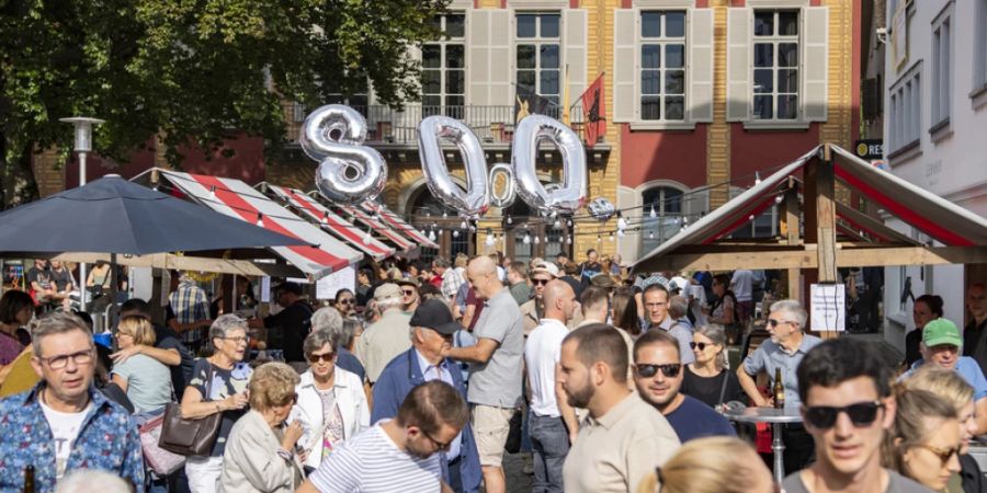 Besucherinnen und Besucher haben am Samstag das 800-jährige Bestehen des Urner Kantonshauptorts Altdorf mit Musik und Essensständen gefeiert.