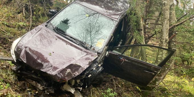 Auto rollt Abhang hinuter - Totalschaden. Unfall in Elm