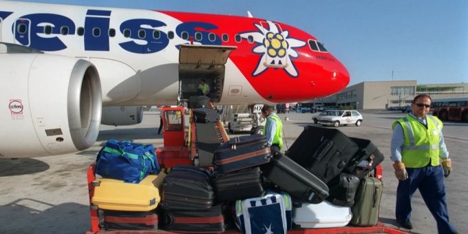 Flughafenpersonal des Flughafen Zürich-Kloten belädt ein Airbus A320 der Edelweiss Air mit Gepäck. edelweiss airbus