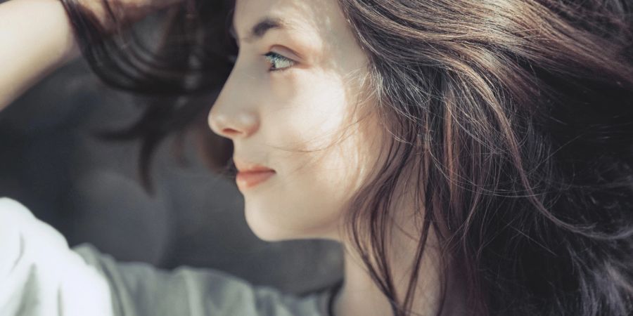 Frau im seitlichen Portrait mit braunem Haar.