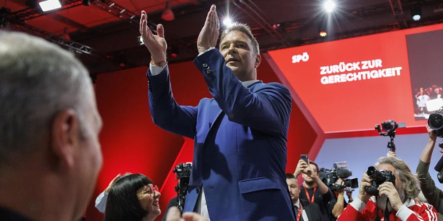 Der Chef der SPÖ, Andreas Babler, will mit seiner Partei inhaltlich nach links abbiegen. Foto: Erwin Scheriau/APA/dpa