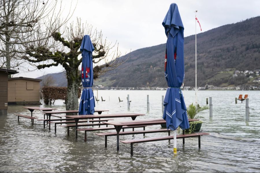 Das Hochwasser am Bielersee lässt Tische schwimmen.