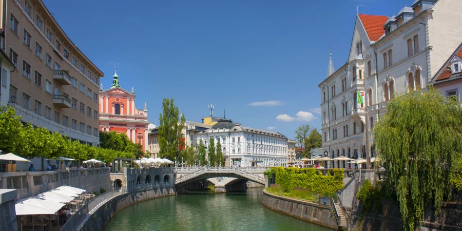 Franziskanische Verkündigungskirche und Fluss Ljubljanica in Ljubljana.