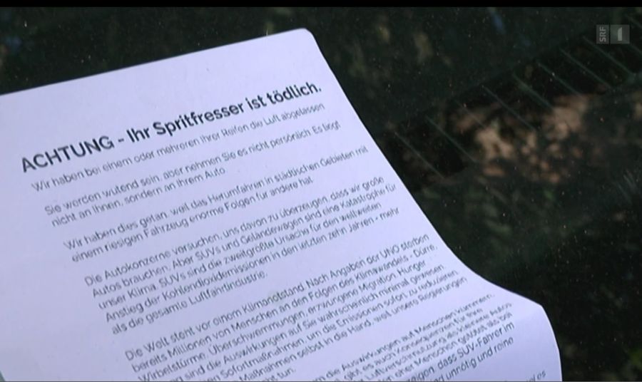 Die Flyer tragen die Überschrift «Achtung – Ihr Spritfresser ist tödlich.»