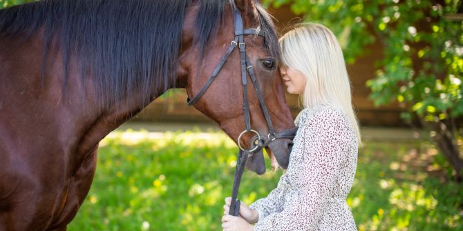 Frau mit Pferd