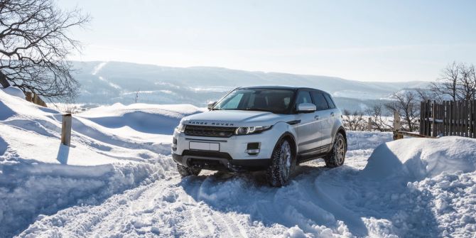 Weisser Range Rover im Schnee.