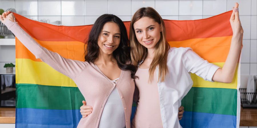 Zwei Frauen mit Regenbogenflagge