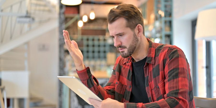 Mann verärgert am iPad