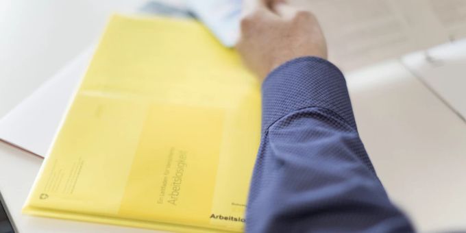 Ein Handwerker machte wiederholt falsche Angaben zu seinen Nebenverdiensten – nun wurde er verurteilt. (Symbolbild) Mann blättert in Broschüre