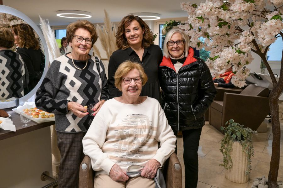 Gerda, Dora und Irene sind glücklich, dass sie wieder in Grenchen zu ihrer Lieblingscoiffeuse Nicole gehen können.