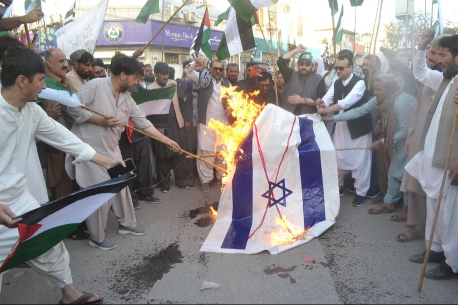 Palästinenser verbrennen im Israel-Krieg eine israelische Flagge. Zuletzt hat sich der Konflikt zugespitzt.