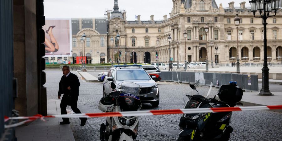 Die Polizei hat den Bereich um den Louvre mit Flatterband abgesperrt.