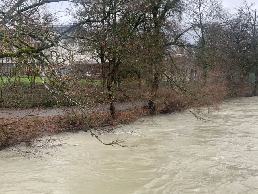 Die Uferwege drohen, überflutet zu werden.