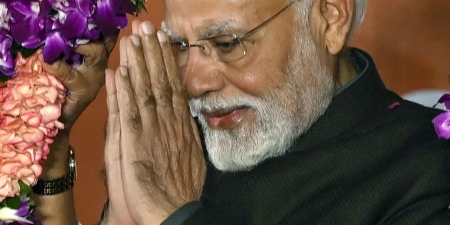 Narendra Modi, Premierminister von Indien, begrüsst Parteimitglieder in der BJP-Zentrale in Neu-Dehlhi. Foto: Uncredited/AP/dpa