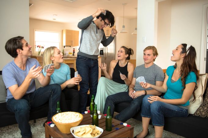 Ein Spieleabend mit Freunden ist im Winter eine willkommene Abwechslung. Freunde, Spieleabend