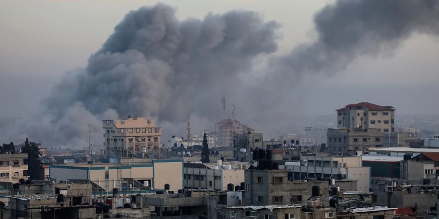 Nach einem israelischen Luftangriff im südlichen Gazastreifen steigt dichter Rauch über Gebäuden in Rafah auf. Foto: Abed Rahim Khatib/dpa