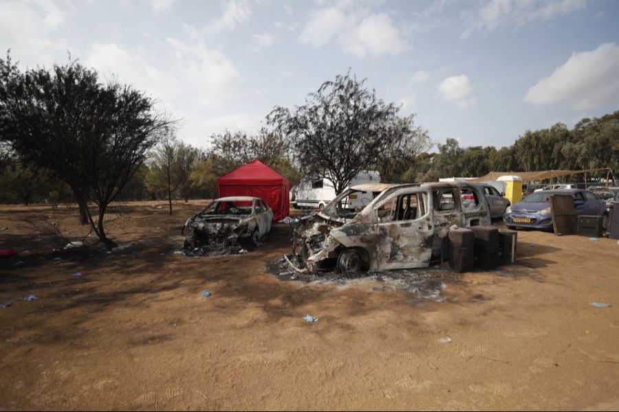 Beim Musikfestival-Massaker in Israel zündeten die Hamas-Kämpfer auch Autos an.