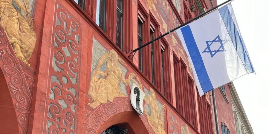 Zuerst verhielt sich Basel still, doch nun kam es zu einem Meinungsumschwung: Mit dem Hissen einer Flagge zeigte sich die Stadt solidarisch mit Israel.