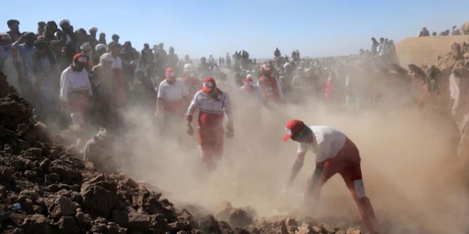 Unzählige Helfer sind im Einsatz, um mit den Folgen des schweren Bebens umzugehen. Erdbeben Afghanistan