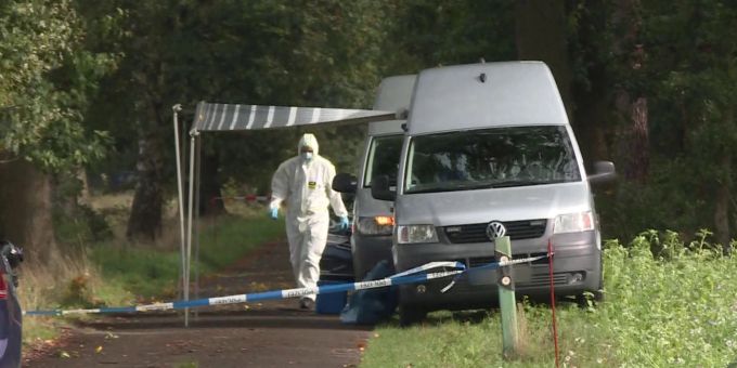 Mitarbeiter der Spurensicherung in dem Waldstück bei Fuhrberg im Einsatz. Mitarbeiter der Spurensicherung in dem Waldstück bei Fuhrberg im Einsatz.