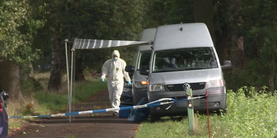 Mitarbeiter der Spurensicherung in dem Waldstück bei Fuhrberg im Einsatz.