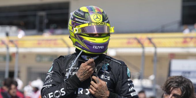 Lewis Hamilton wird in der Formel 1 wegen einer Bodenplatte disqualifiziert. Lewis Hamilton Formel 1